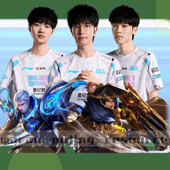 纸笔与文件夹局部俯拍，冷调侧光下的办公桌面